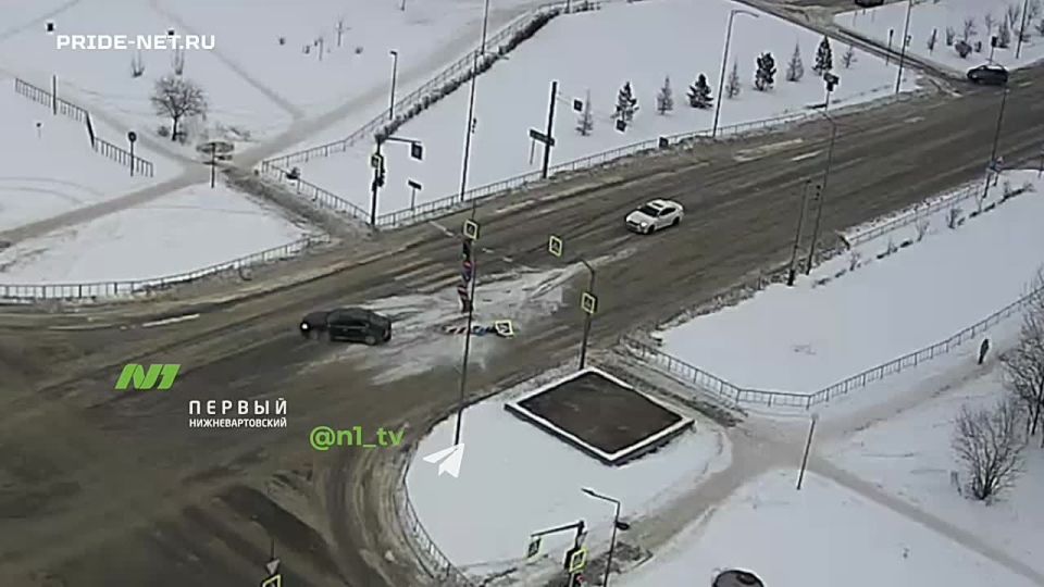 Эффектное ДТП с дрифтом на перекрёстке Героев Самотлора и Мира