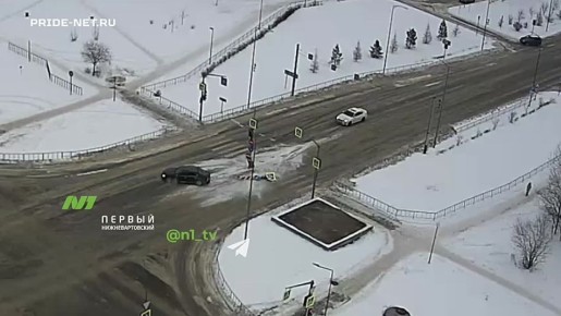 Эффектное ДТП с дрифтом на перекрёстке Героев Самотлора и Мира