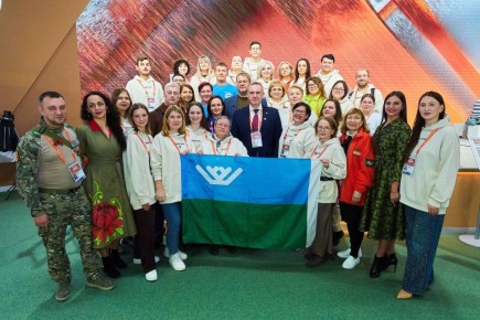 В День добровольца губернатор ХМАО посетил выставку ярких волонтерских проектов в Москве