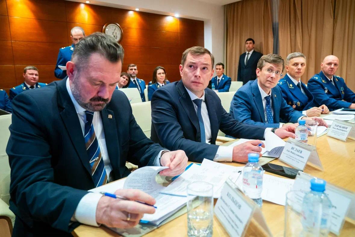 Заместитель Генпрокурора России Сергей Зайцев провел личный прием жителей Ханты-Мансийского автономного округа – Югры Заместитель Генпрокурора России Сергей Зайцев провел личный прием жителей Ханты-Мансийского автономного округа – Югры