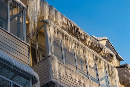 Зачем управляющим компаниям убирать снег с балконов: неочевидное решение суда