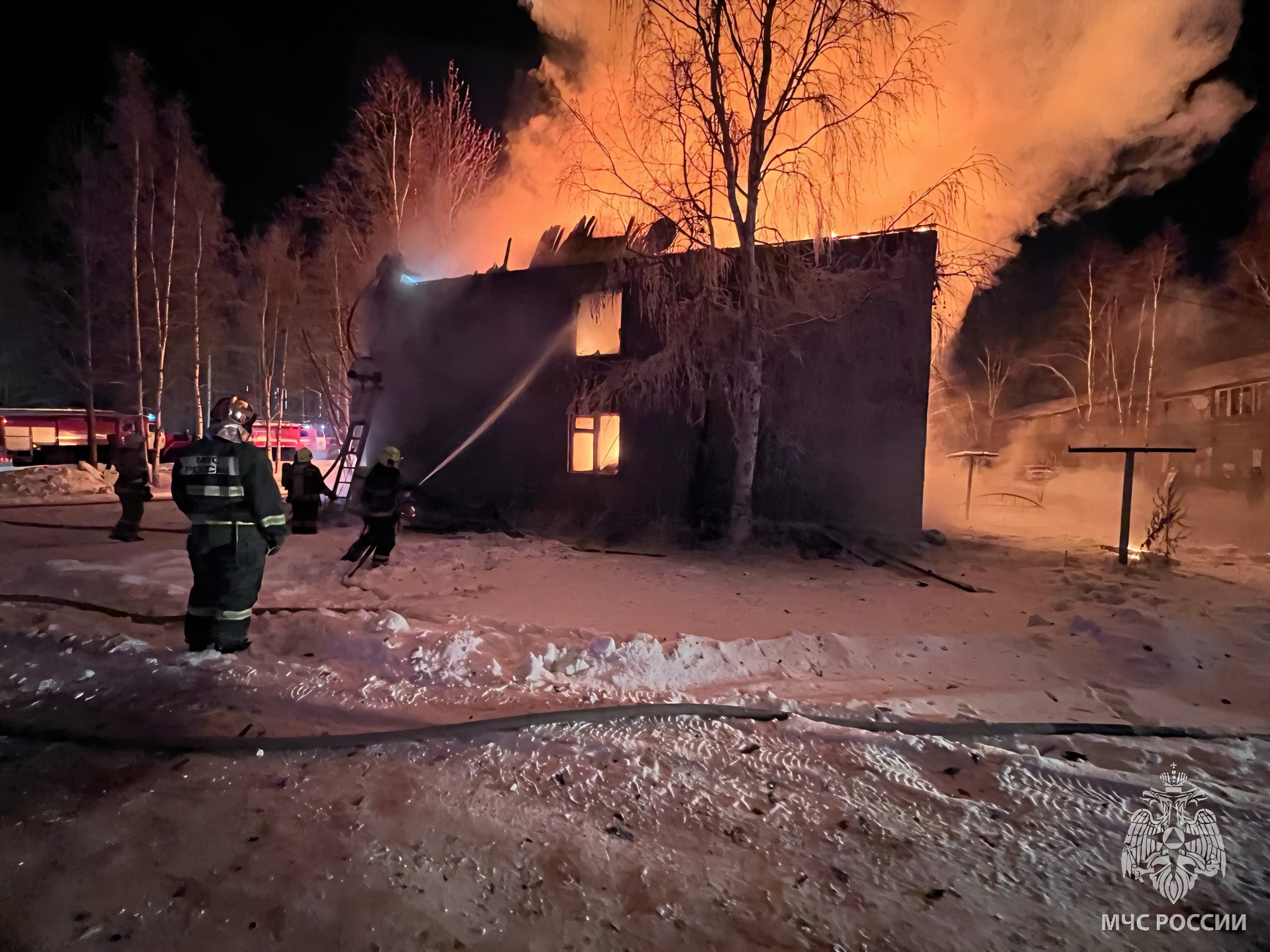 В 22:24 пожар локализован. Угрозы дальнейшего распространения огня нет В 22:24 пожар локализован. Угрозы дальнейшего распространения огня нет