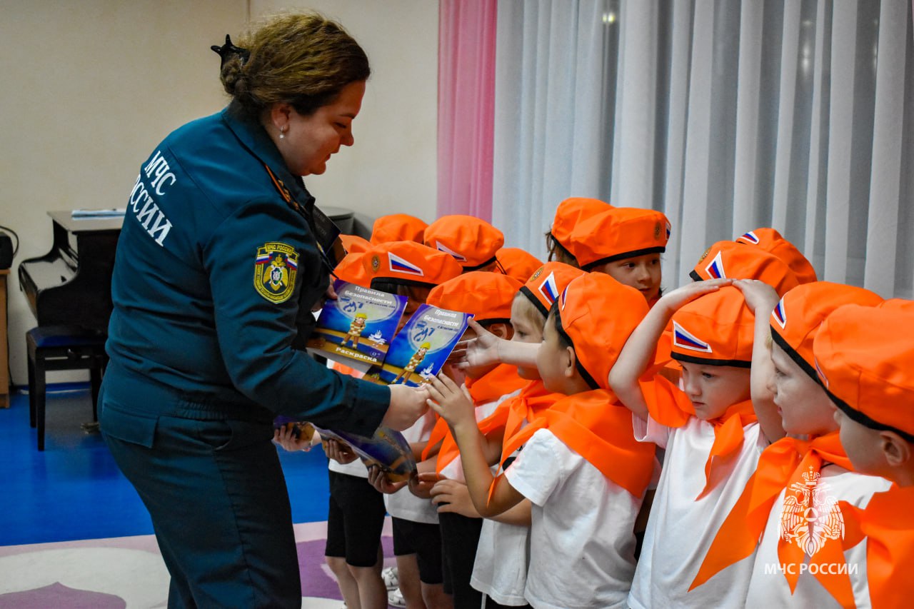 В Ханты-Мансийске прошло посвящение дошкольников в «Юные спасатели» В Ханты-Мансийске прошло посвящение дошкольников в «Юные спасатели»