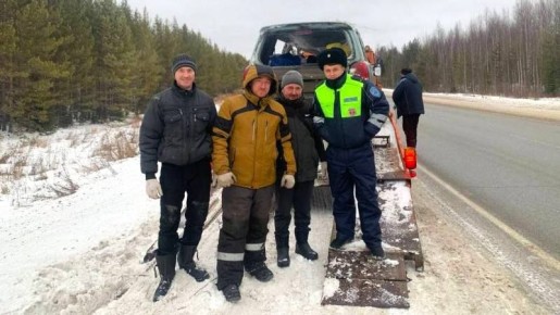 Госавтоинспекторы Нефтеюганского района помогли нескольким водителям доехать до дома