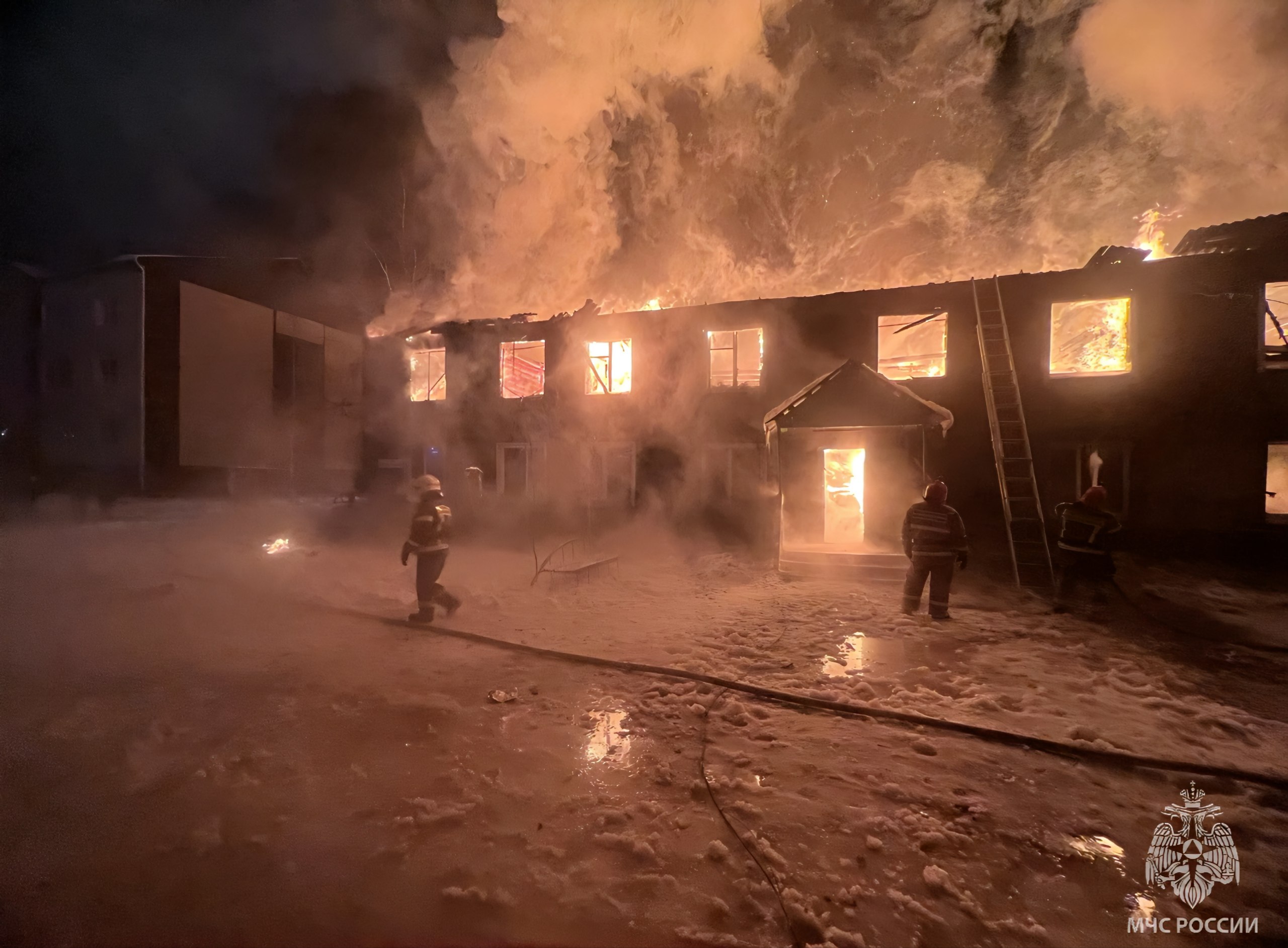 В 22:24 пожар локализован. Угрозы дальнейшего распространения огня нет В 22:24 пожар локализован. Угрозы дальнейшего распространения огня нет