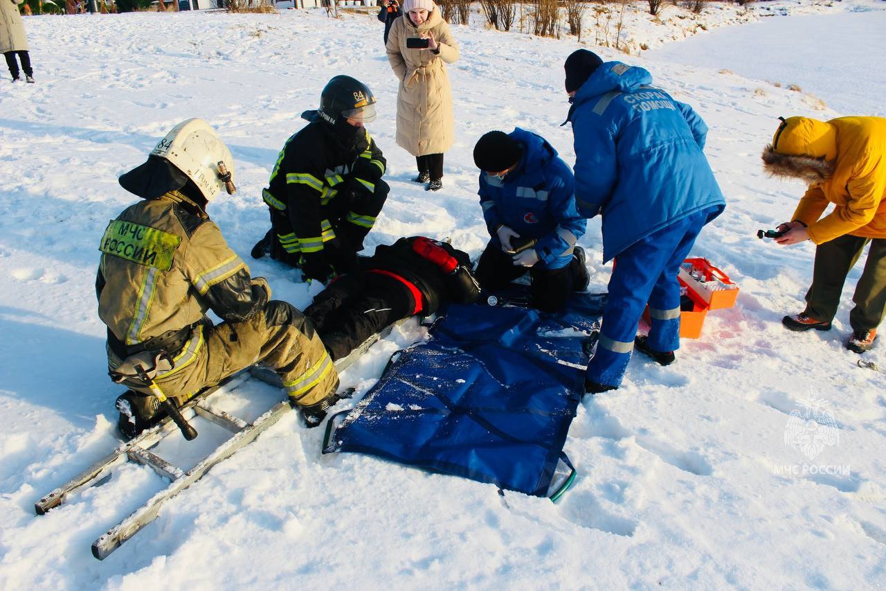 Учения на зимнем водоёме: как в Пыть-Яхе отрабатывали спасение условного пострадавшего Учения на зимнем водоёме: как в Пыть-Яхе отрабатывали спасение условного пострадавшего