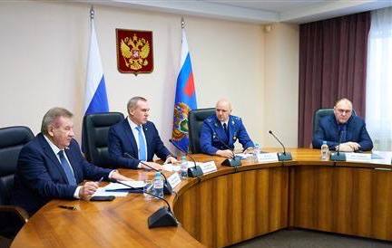 Прокурор автономного округа и Губернатор Югры обсудили рабочие вопросы Прокурор автономного округа и Губернатор Югры обсудили рабочие вопросы