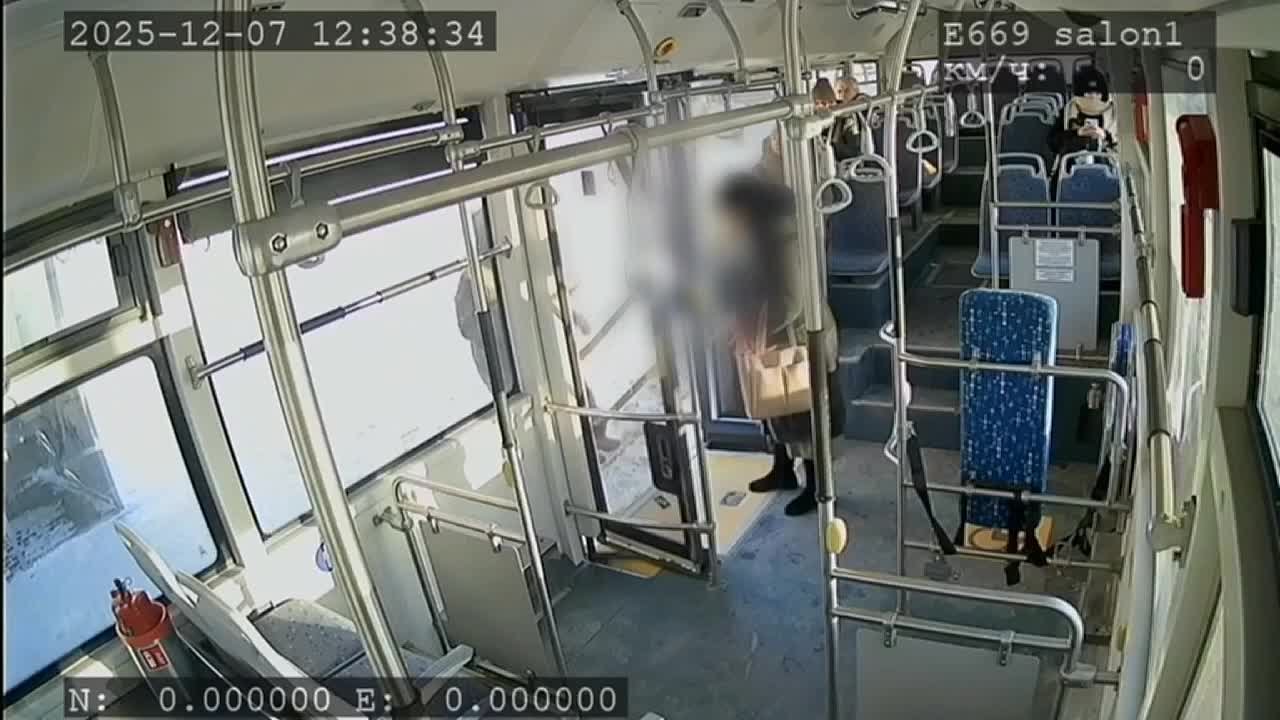 Медитативное видео о том, что не нужно делать в городском автобусе