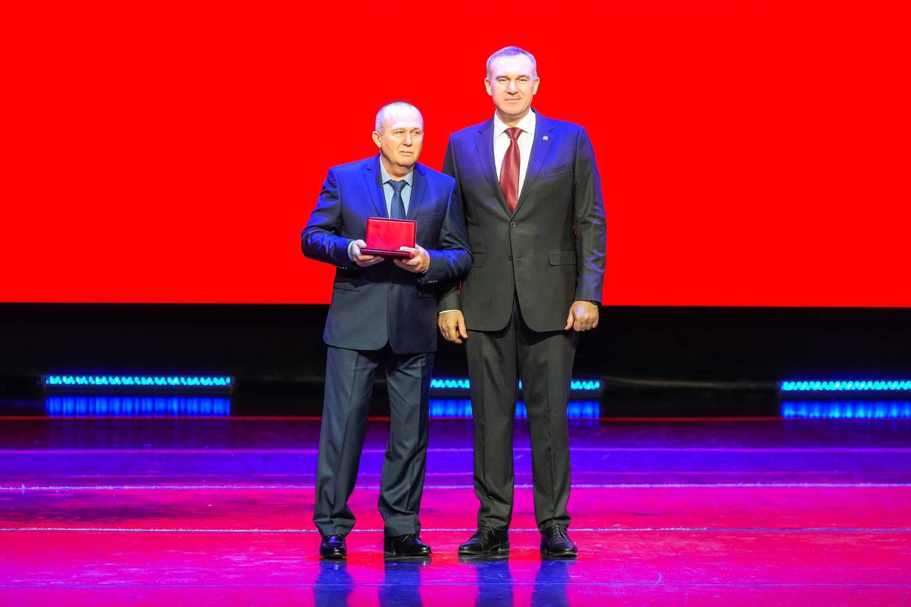 В честь 95-летия Югры Руслан Кухарук вручил жителям округа заслуженные государственные награды и почетные звания В честь 95-летия Югры Руслан Кухарук вручил жителям округа заслуженные государственные награды и почетные звания