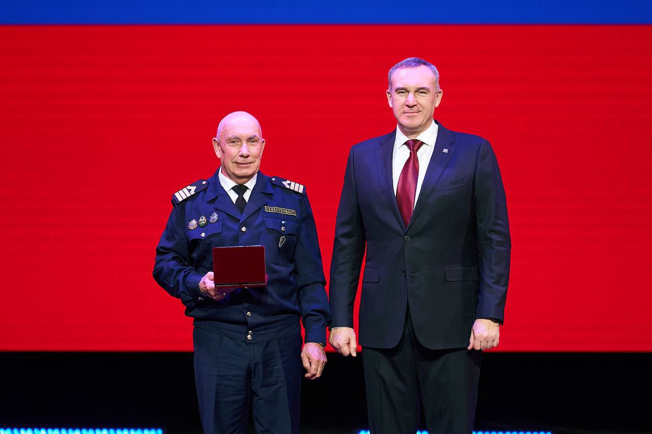 В честь 95-летия Югры Руслан Кухарук вручил жителям округа заслуженные государственные награды и почетные звания В честь 95-летия Югры Руслан Кухарук вручил жителям округа заслуженные государственные награды и почетные звания