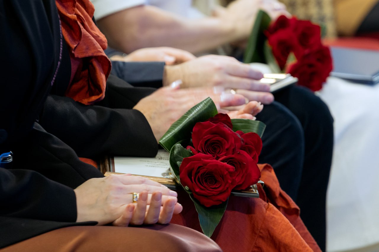 Глава Сургута Максим Слепов вручил награды жителям города и паспорта школьникам Глава Сургута Максим Слепов вручил награды жителям города и паспорта школьникам