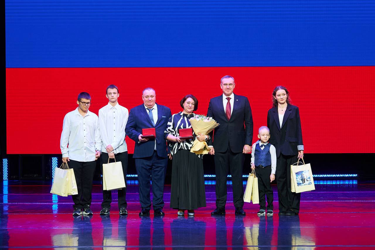 В честь 95-летия Югры Руслан Кухарук вручил жителям округа заслуженные государственные награды и почетные звания В честь 95-летия Югры Руслан Кухарук вручил жителям округа заслуженные государственные награды и почетные звания