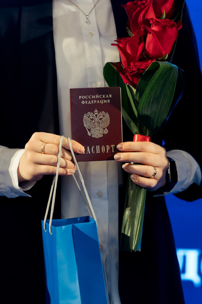 Глава Сургута Максим Слепов вручил награды жителям города и паспорта школьникам Глава Сургута Максим Слепов вручил награды жителям города и паспорта школьникам