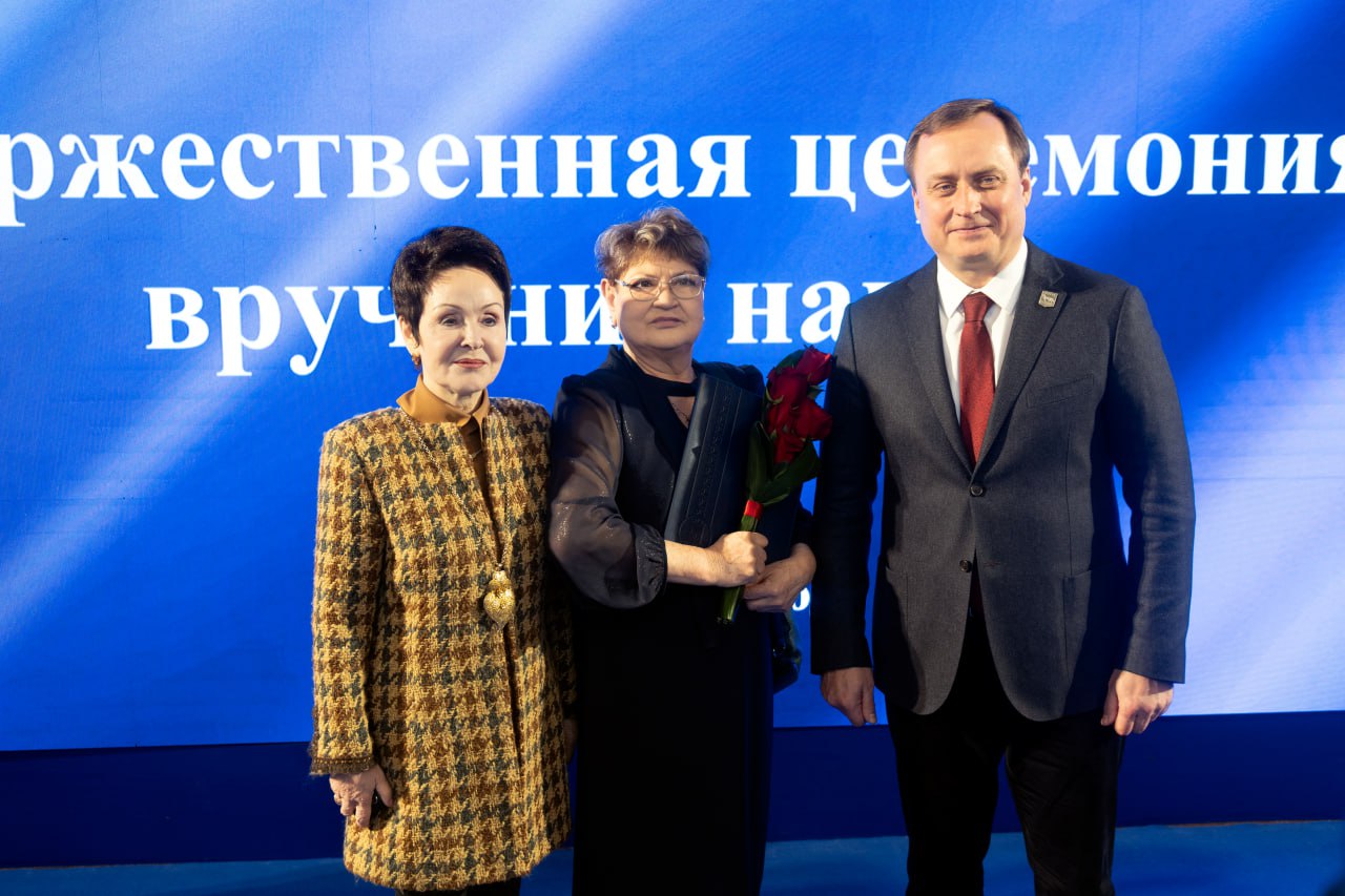 Глава Сургута Максим Слепов вручил награды жителям города и паспорта школьникам Глава Сургута Максим Слепов вручил награды жителям города и паспорта школьникам