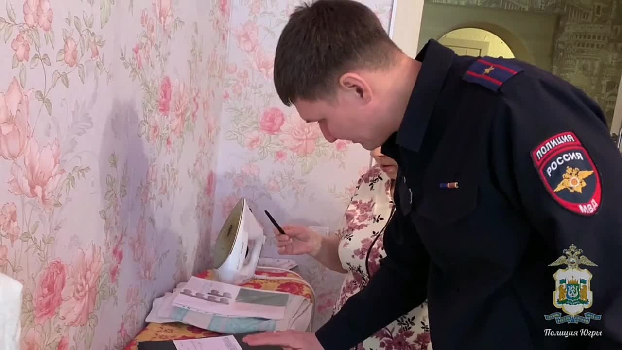 В Югре полицейские вручили паспорт гражданина Российской Федерации 88-летней уроженке Макеевки