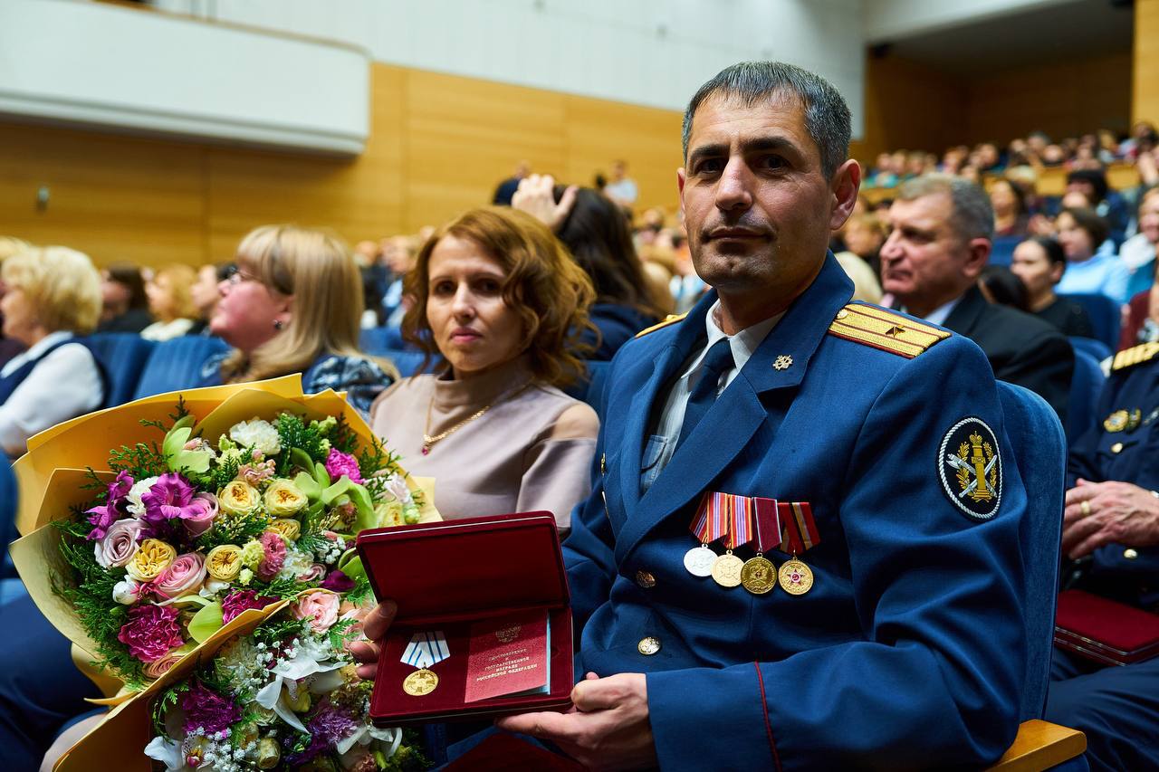 В честь 95-летия Югры Руслан Кухарук вручил жителям округа заслуженные государственные награды и почетные звания В честь 95-летия Югры Руслан Кухарук вручил жителям округа заслуженные государственные награды и почетные звания