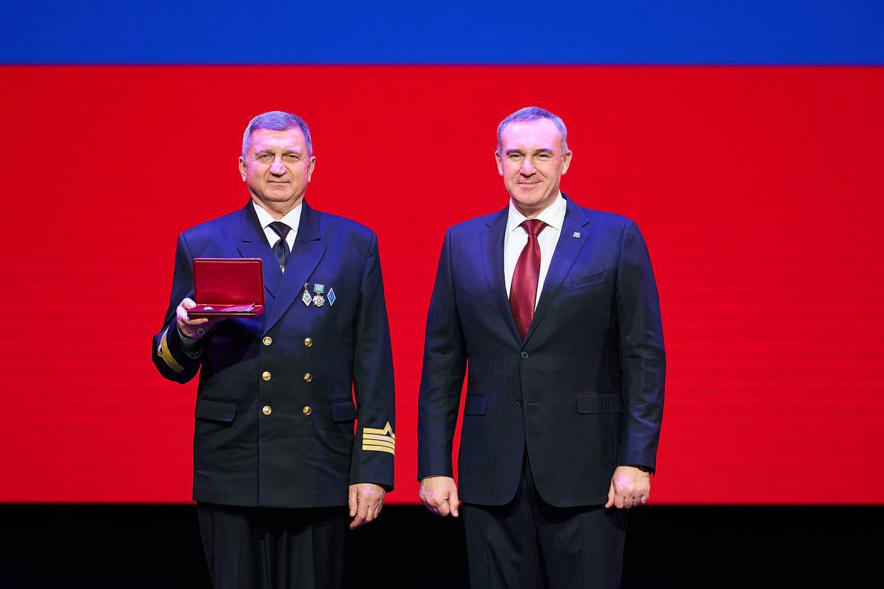 В честь 95-летия Югры Руслан Кухарук вручил жителям округа заслуженные государственные награды и почетные звания В честь 95-летия Югры Руслан Кухарук вручил жителям округа заслуженные государственные награды и почетные звания