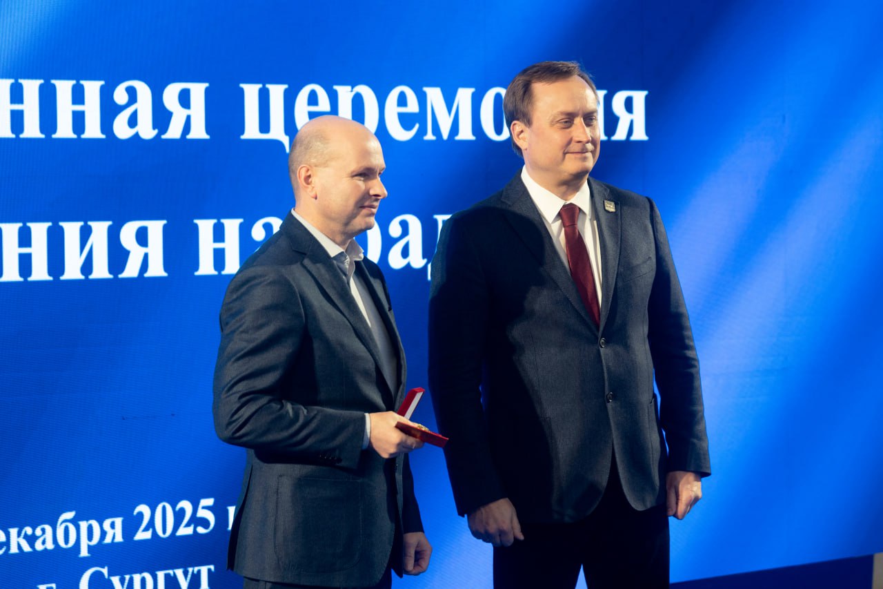 Глава Сургута Максим Слепов вручил награды жителям города и паспорта школьникам Глава Сургута Максим Слепов вручил награды жителям города и паспорта школьникам