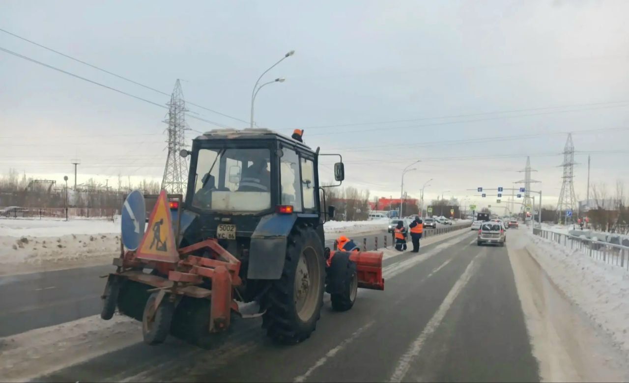 Дорожные службы Нижневартовска продолжают работу по зимнему содержанию улиц и общественных пространств: за минувшие сутки с улиц города вывезено более 3 600 кубометров снега, это около 180 КамАЗов Дорожные службы Нижневартовска продолжают работу по зимнему содержанию улиц и общественных пространств: за минувшие сутки с улиц города вывезено более 3 600 кубометров снега, это около 180 КамАЗов