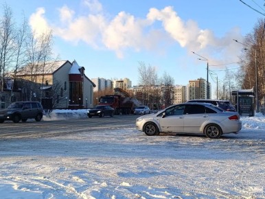 Дорожные службы Нижневартовска продолжают работу по зимнему содержанию улиц и общественных пространств: за минувшие сутки с улиц города вывезено более 3 600 кубометров снега, это около 180 КамАЗов