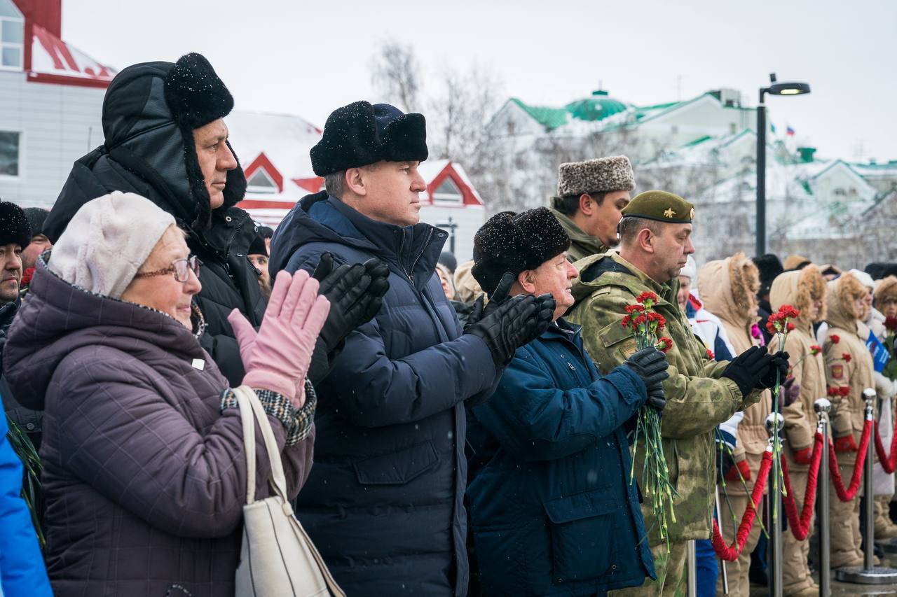 В Ханты-Мансийске торжественно открыли 28-метровую стелу «Город трудовой доблести» В Ханты-Мансийске торжественно открыли 28-метровую стелу «Город трудовой доблести»