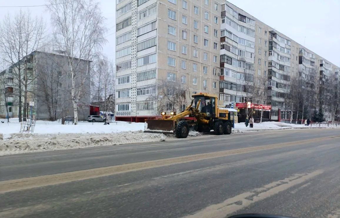 Дорожные службы Нижневартовска продолжают работу по зимнему содержанию улиц и общественных пространств: за минувшие сутки с улиц города вывезено более 3 600 кубометров снега, это около 180 КамАЗов Дорожные службы Нижневартовска продолжают работу по зимнему содержанию улиц и общественных пространств: за минувшие сутки с улиц города вывезено более 3 600 кубометров снега, это около 180 КамАЗов