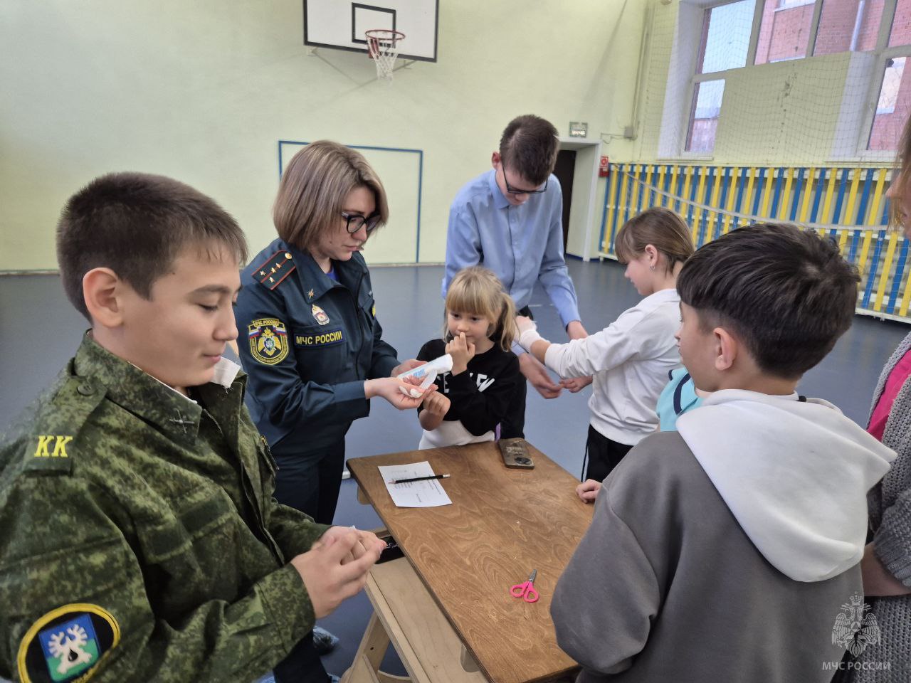 Играя, учатся спасать: сотрудники МЧС Югры проводят серию интерактивных занятий для дошколят