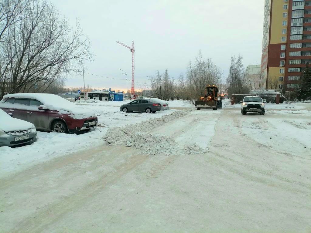 Дорожные службы Нижневартовска продолжают работу по зимнему содержанию улиц и общественных пространств: за минувшие сутки с улиц города вывезено более 3 600 кубометров снега, это около 180 КамАЗов Дорожные службы Нижневартовска продолжают работу по зимнему содержанию улиц и общественных пространств: за минувшие сутки с улиц города вывезено более 3 600 кубометров снега, это около 180 КамАЗов