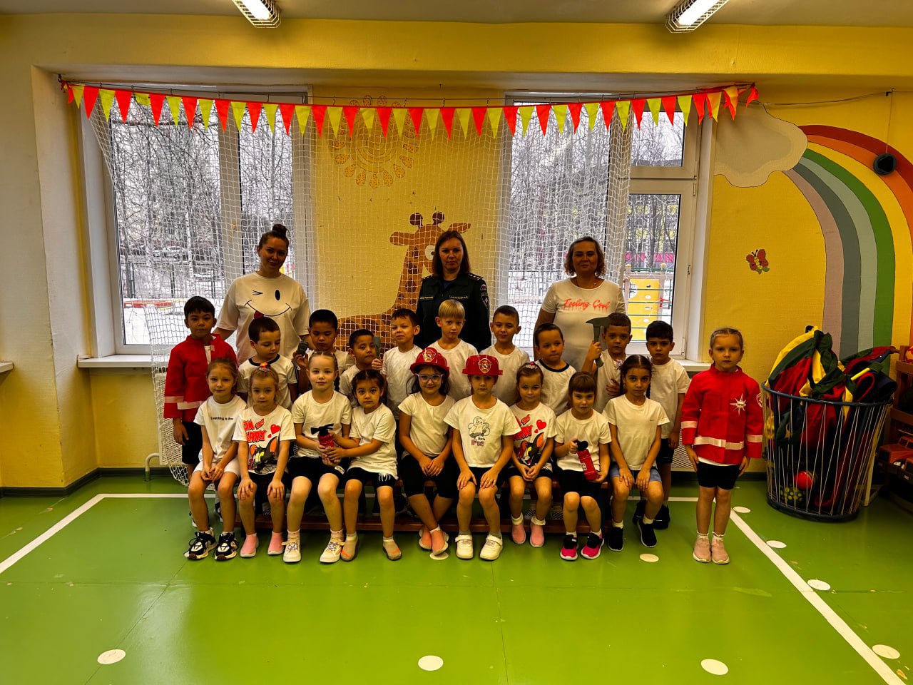 Играя, учатся спасать: сотрудники МЧС Югры проводят серию интерактивных занятий для дошколят Играя, учатся спасать: сотрудники МЧС Югры проводят серию интерактивных занятий для дошколят