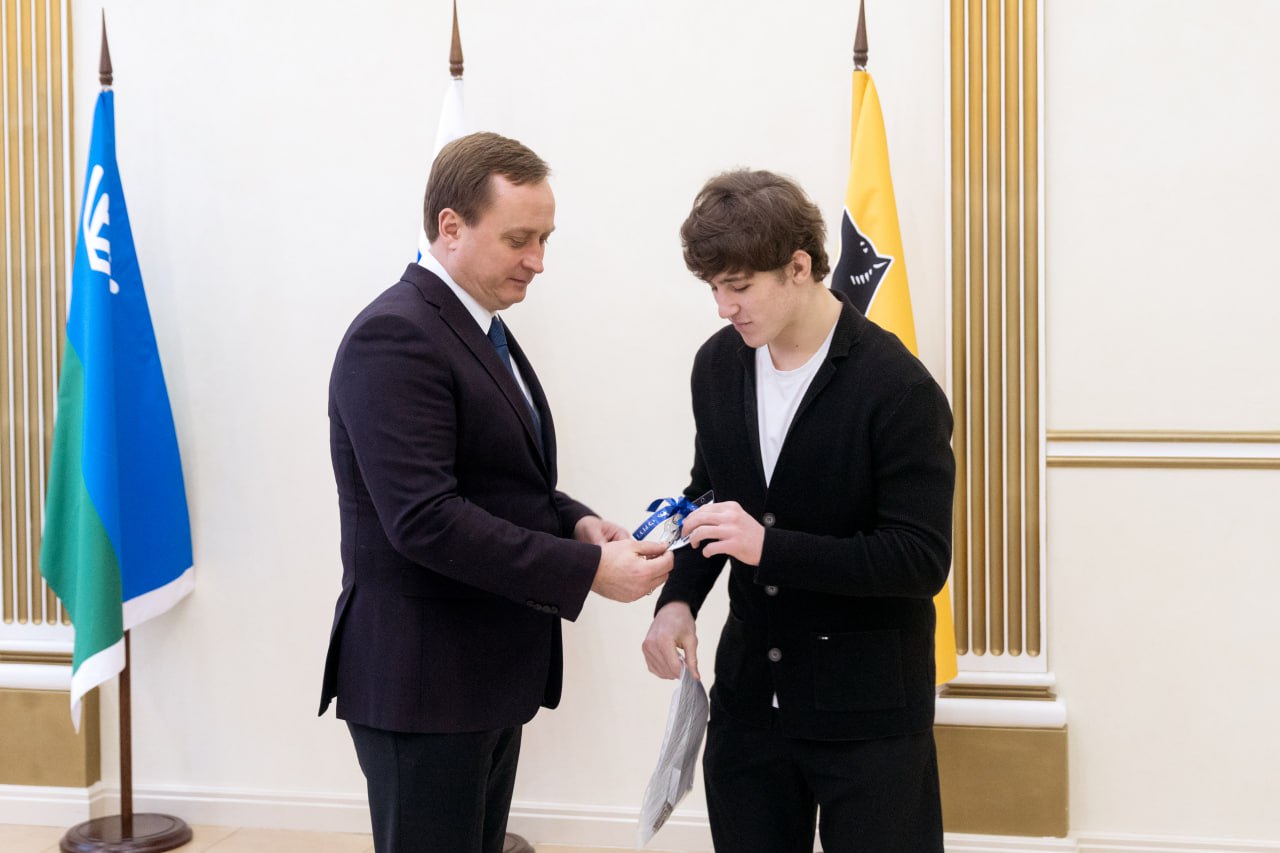 Глава города Максим Слепов вручил ключи от новых квартир 30 сургутянам Глава города Максим Слепов вручил ключи от новых квартир 30 сургутянам