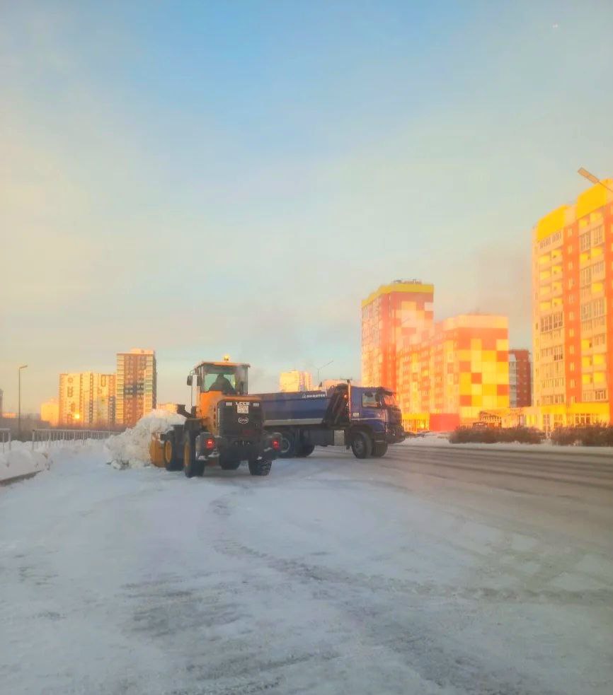 Дорожные службы Нижневартовска продолжают работу по зимнему содержанию улиц и общественных пространств: за минувшие сутки с улиц города вывезено более 3 600 кубометров снега, это около 180 КамАЗов Дорожные службы Нижневартовска продолжают работу по зимнему содержанию улиц и общественных пространств: за минувшие сутки с улиц города вывезено более 3 600 кубометров снега, это около 180 КамАЗов