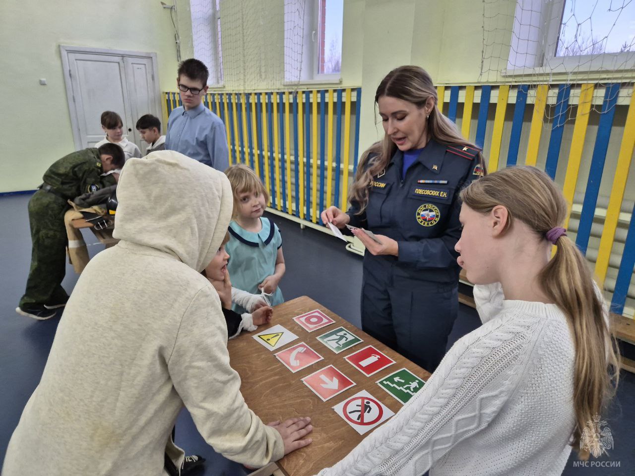 Играя, учатся спасать: сотрудники МЧС Югры проводят серию интерактивных занятий для дошколят Играя, учатся спасать: сотрудники МЧС Югры проводят серию интерактивных занятий для дошколят
