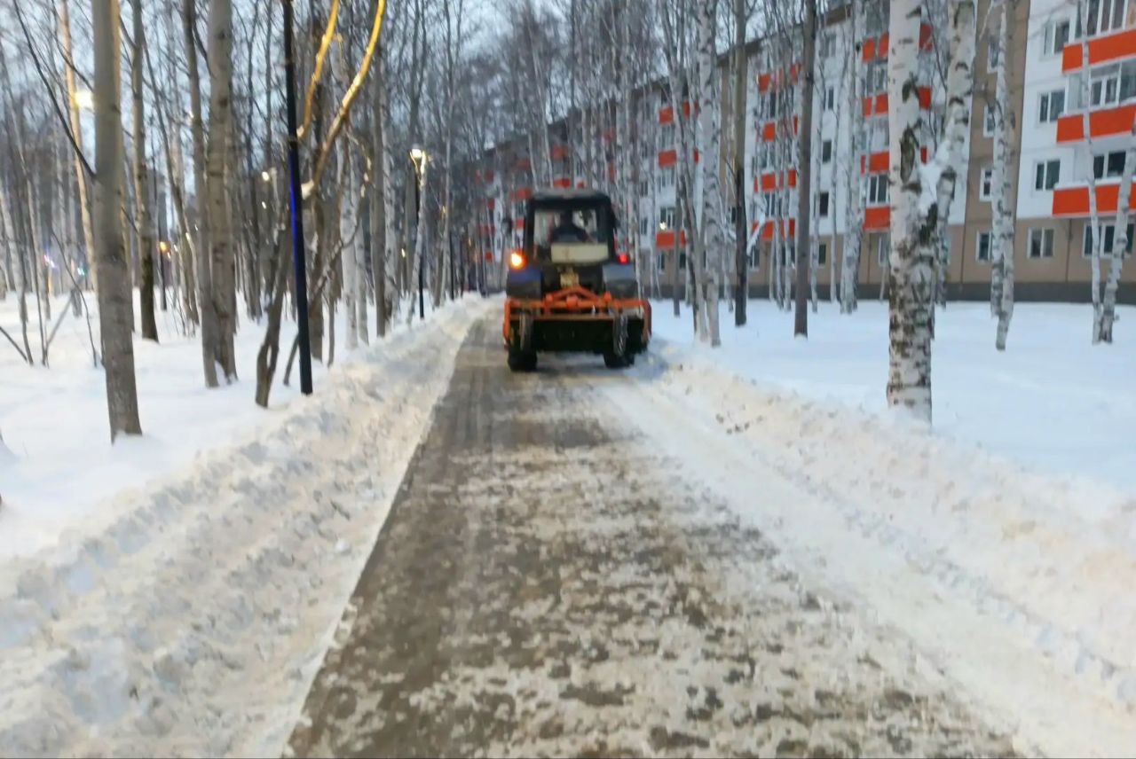Дорожные службы Нижневартовска продолжают работу по зимнему содержанию улиц и общественных пространств: за минувшие сутки с улиц города вывезено более 3 600 кубометров снега, это около 180 КамАЗов Дорожные службы Нижневартовска продолжают работу по зимнему содержанию улиц и общественных пространств: за минувшие сутки с улиц города вывезено более 3 600 кубометров снега, это около 180 КамАЗов