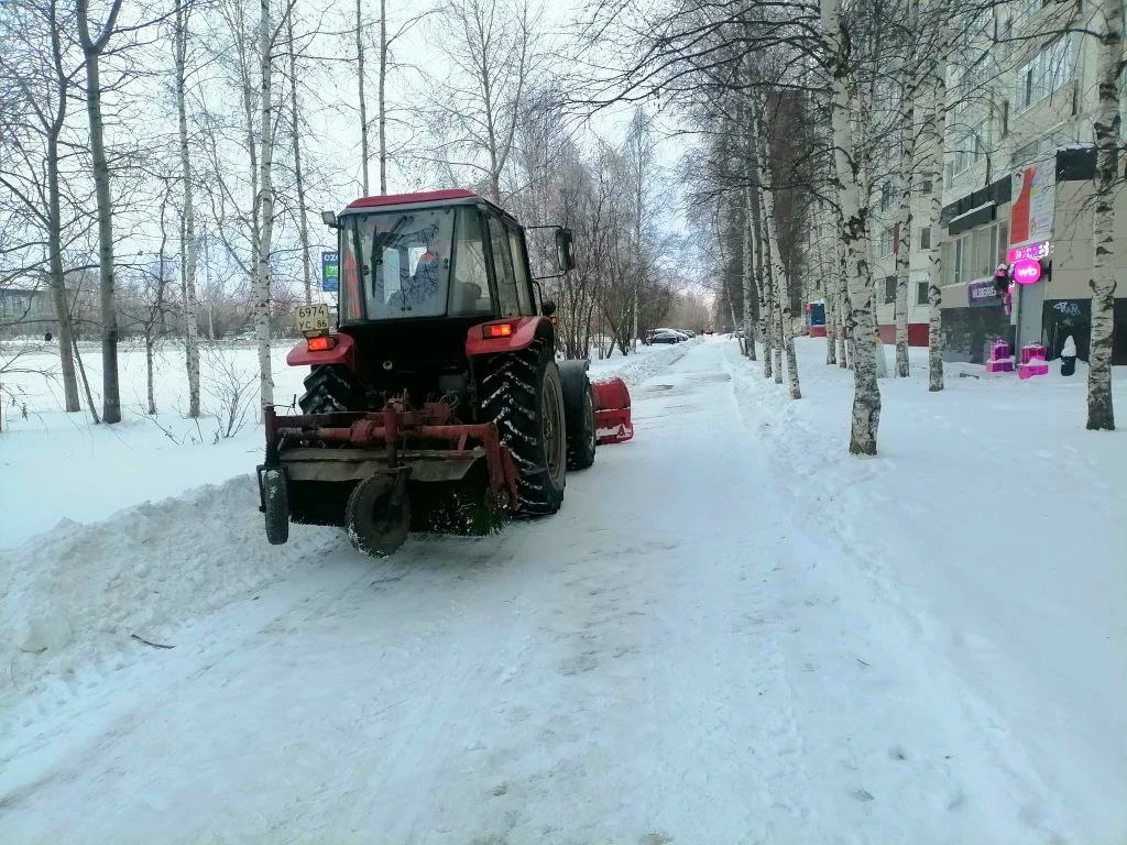 Дорожные службы Нижневартовска продолжают работу по зимнему содержанию улиц и общественных пространств: за минувшие сутки с улиц города вывезено более 3 600 кубометров снега, это около 180 КамАЗов Дорожные службы Нижневартовска продолжают работу по зимнему содержанию улиц и общественных пространств: за минувшие сутки с улиц города вывезено более 3 600 кубометров снега, это около 180 КамАЗов