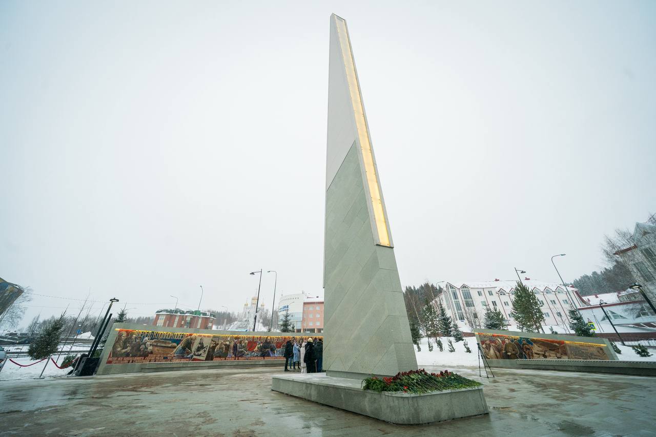 В Ханты-Мансийске торжественно открыли 28-метровую стелу «Город трудовой доблести» В Ханты-Мансийске торжественно открыли 28-метровую стелу «Город трудовой доблести»