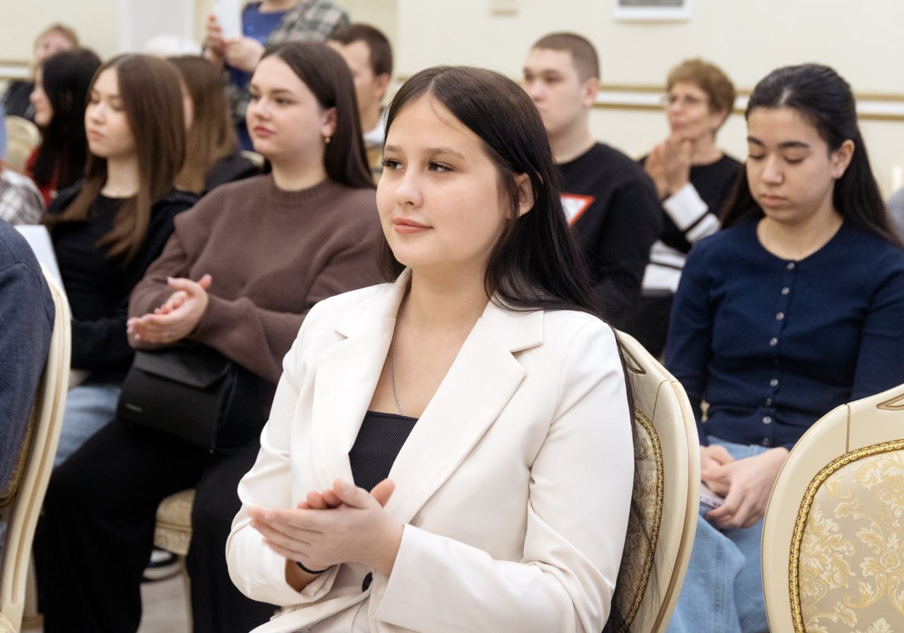 Глава города Максим Слепов вручил ключи от новых квартир 30 сургутянам Глава города Максим Слепов вручил ключи от новых квартир 30 сургутянам