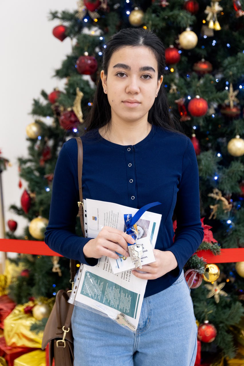 Глава города Максим Слепов вручил ключи от новых квартир 30 сургутянам Глава города Максим Слепов вручил ключи от новых квартир 30 сургутянам