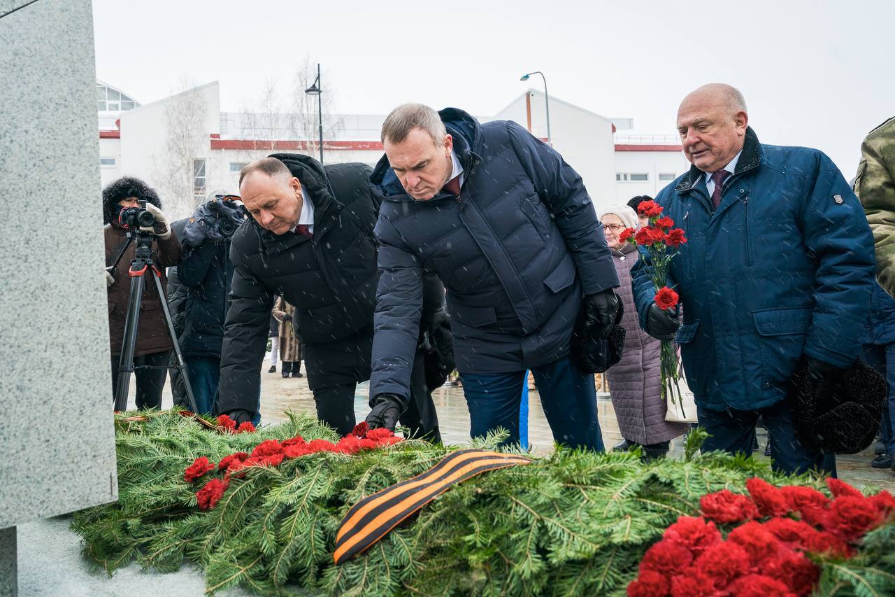 В Ханты-Мансийске торжественно открыли 28-метровую стелу «Город трудовой доблести» В Ханты-Мансийске торжественно открыли 28-метровую стелу «Город трудовой доблести»