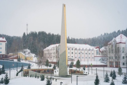 В Ханты-Мансийске торжественно открыли 28-метровую стелу «Город трудовой доблести»