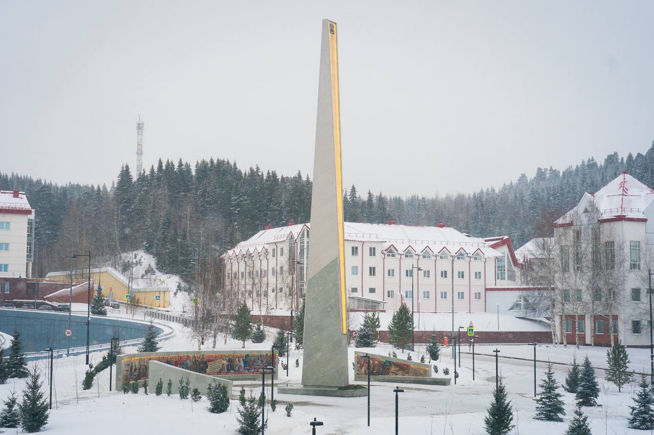 В Ханты-Мансийске торжественно открыли 28-метровую стелу «Город трудовой доблести»