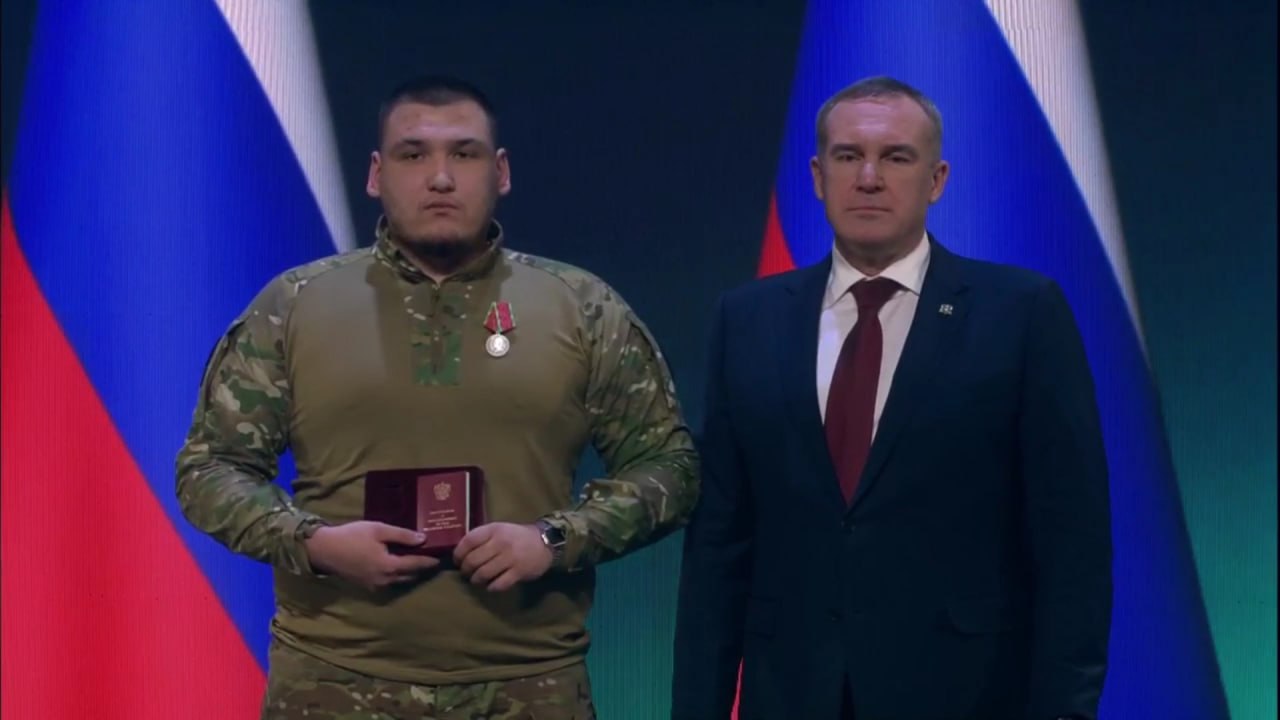На торжественном мероприятии, посвящённом 95-летию со дня образования Ханты-Мансийского автономного округа-Югры, глава региона Руслан Кухарук вручил государственные награды двоим сургутянам – участникам специальной военной... На торжественном мероприятии, посвящённом 95-летию со дня образования Ханты-Мансийского автономного округа-Югры, глава региона Руслан Кухарук вручил государственные награды двоим сургутянам – участникам специальной военной...