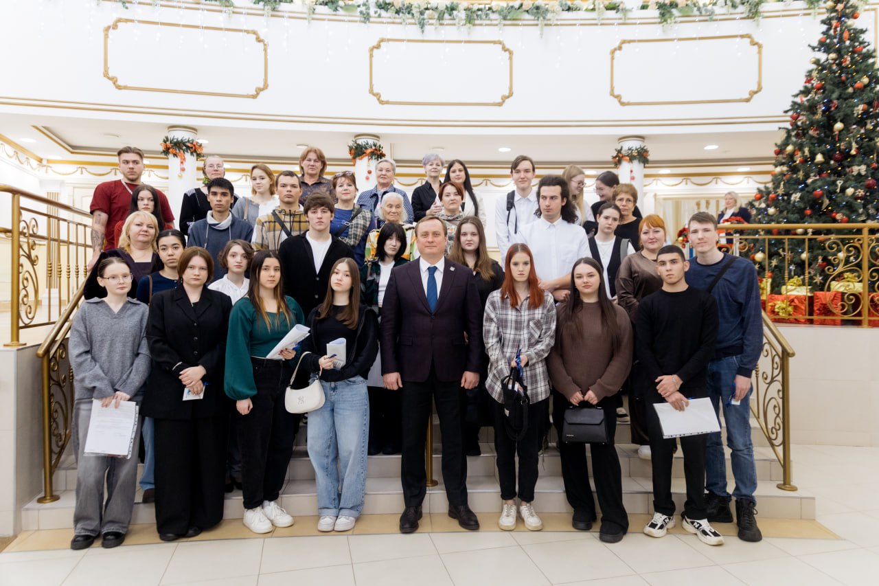 Глава города Максим Слепов вручил ключи от новых квартир 30 сургутянам Глава города Максим Слепов вручил ключи от новых квартир 30 сургутянам