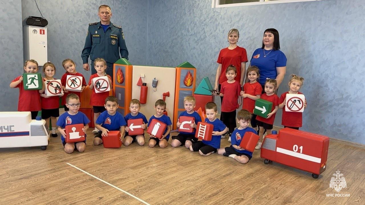 Играя, учатся спасать: сотрудники МЧС Югры проводят серию интерактивных занятий для дошколят Играя, учатся спасать: сотрудники МЧС Югры проводят серию интерактивных занятий для дошколят