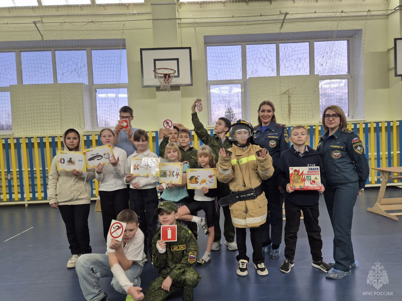 Играя, учатся спасать: сотрудники МЧС Югры проводят серию интерактивных занятий для дошколят Играя, учатся спасать: сотрудники МЧС Югры проводят серию интерактивных занятий для дошколят