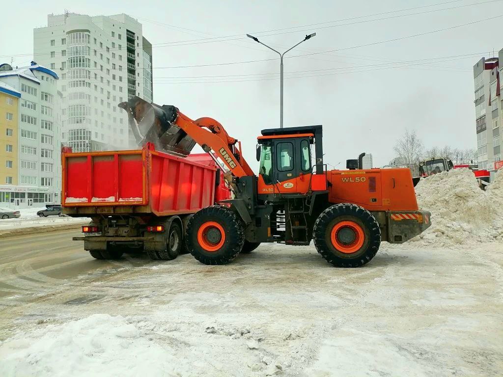 Дорожные службы Нижневартовска продолжают работу по зимнему содержанию улиц и общественных пространств: за минувшие сутки с улиц города вывезено более 3 600 кубометров снега, это около 180 КамАЗов Дорожные службы Нижневартовска продолжают работу по зимнему содержанию улиц и общественных пространств: за минувшие сутки с улиц города вывезено более 3 600 кубометров снега, это около 180 КамАЗов