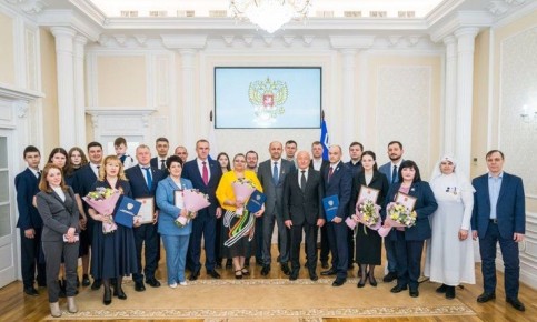 Полномочный представитель президента Российской Федерации в Уральском федеральном округе Артём Жога поздравила Югру с 95-летием