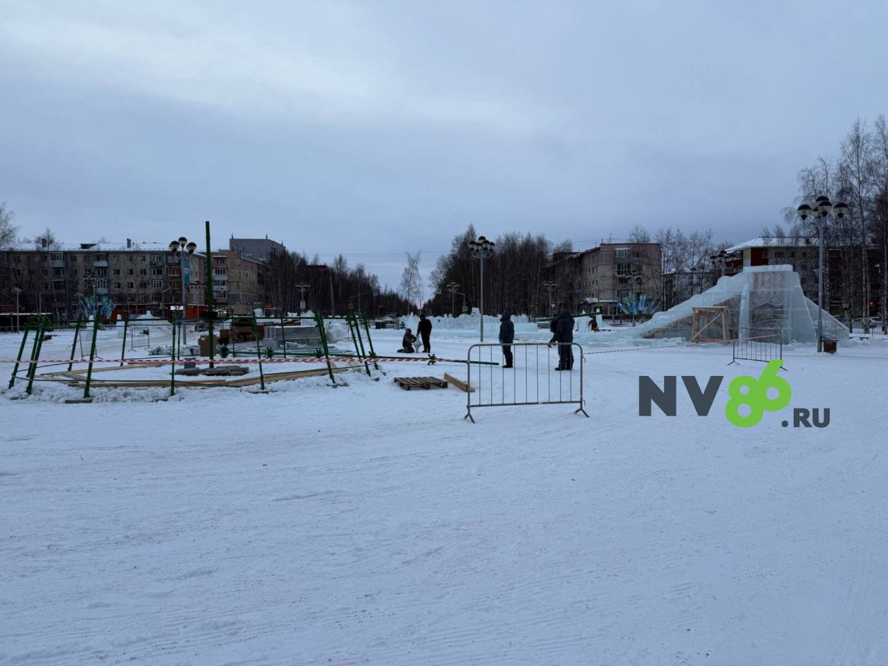 Ледовый городок строится, но вовремя может и не достроиться