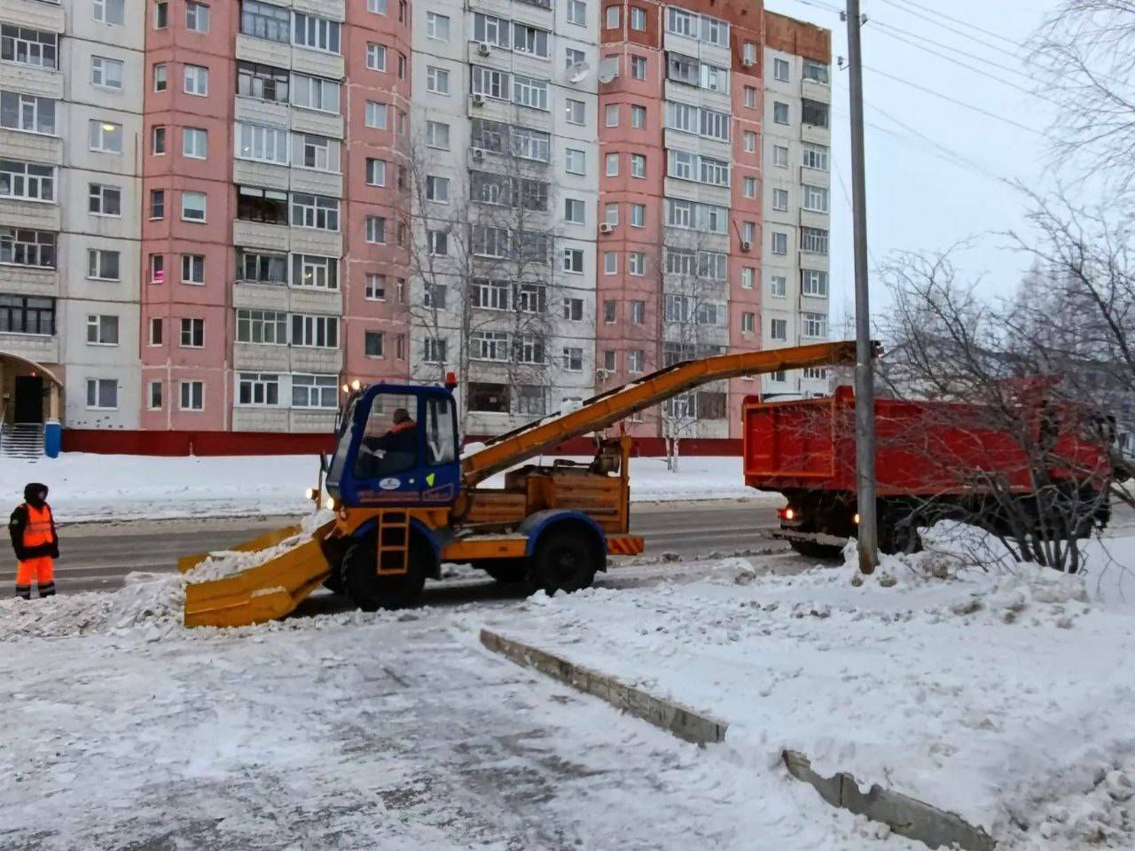 Дорожные службы Нижневартовска продолжают работу по зимнему содержанию улиц и общественных пространств: за минувшие сутки с улиц города вывезено более 3 600 кубометров снега, это около 180 КамАЗов Дорожные службы Нижневартовска продолжают работу по зимнему содержанию улиц и общественных пространств: за минувшие сутки с улиц города вывезено более 3 600 кубометров снега, это около 180 КамАЗов