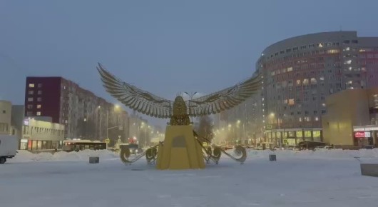 Одна из новых световых фигур находится на автомобильном кольце улиц Ленина - Чапаева - это Жар-птица высотой 8 метров, размах крыльев - более 7 метров