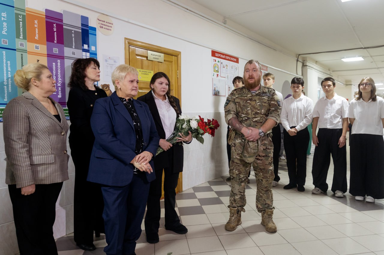 В День Героев Отечества в Сургуте открыли мемориальную доску Владимиру Суворову, погибшему в зоне проведения специальной военной операции В День Героев Отечества в Сургуте открыли мемориальную доску Владимиру Суворову, погибшему в зоне проведения специальной военной операции